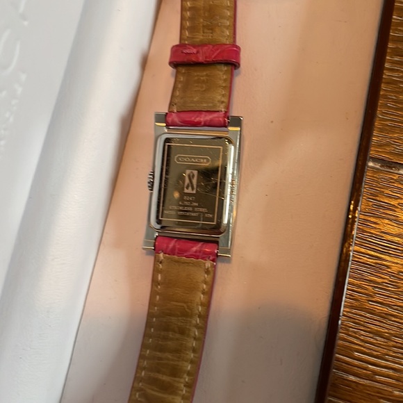 Pink leather COACH watch - Picture 6 of 7